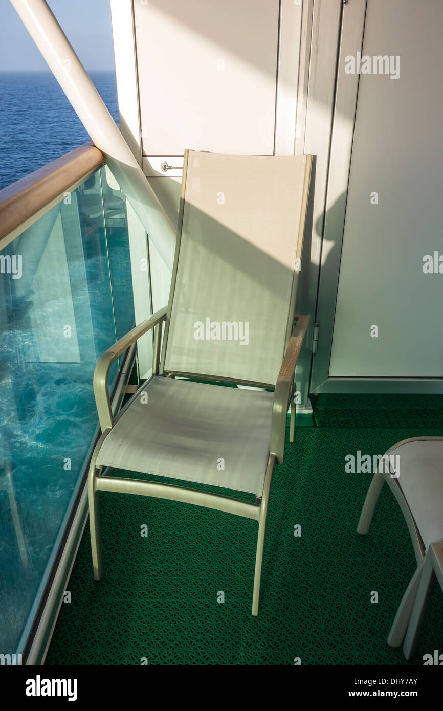 Kreuzfahrt Schiff Balkon und Stuhl in der Sonne Stockfoto