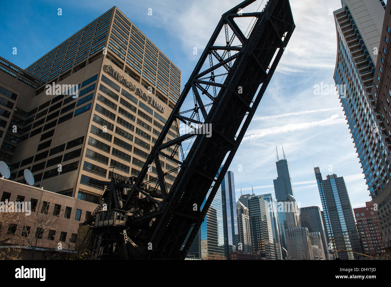 CHICAGO, IL - 13 NOVEMBER: Blick auf die Chicago & Northwestern Railway Bridge vor der Skyline von Chicago in Chicago. Stockfoto