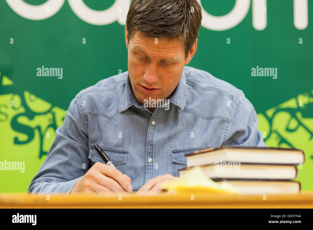 Ronan o ' Gara unterschreibt Exemplare seines zweiten Buches in Dublin, Irland Stockfoto