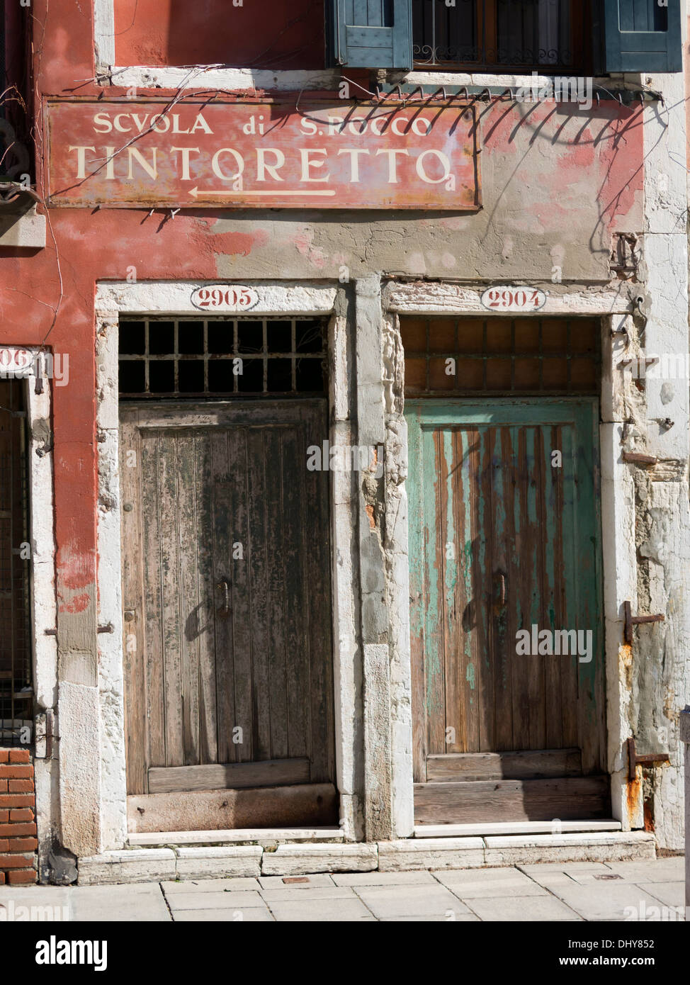 Zwei alte Holztüren in Venedig, Italien. Stockfoto