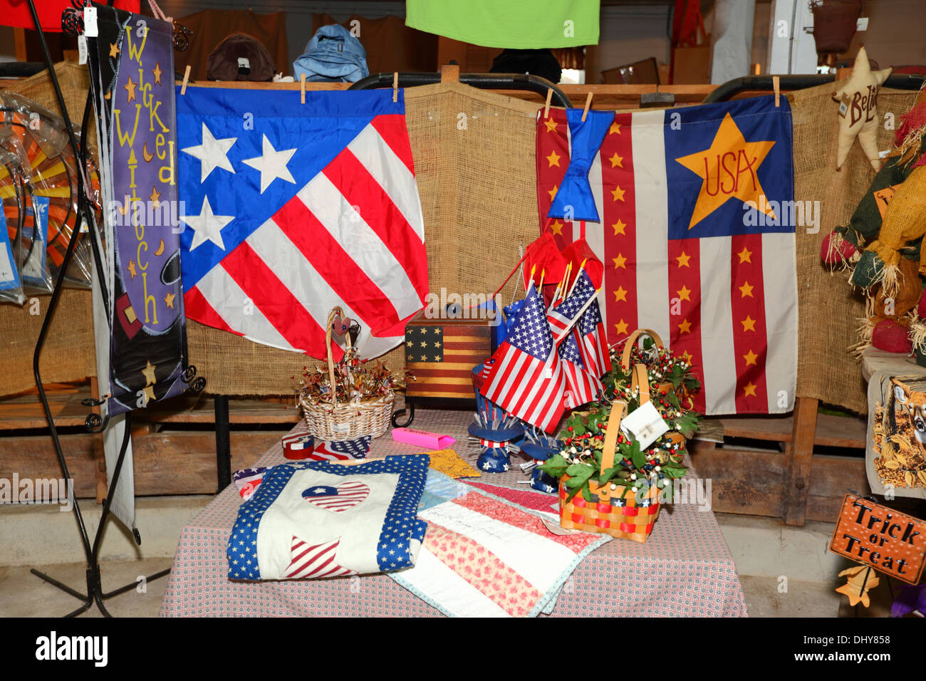Flaggen, gestickte Kissenbezüge und Souvenirs zum Verkauf im Souvenirshop in The Round Barn, in der Nähe von Gettysburg, Adams County, Pennsylvania, USA Stockfoto