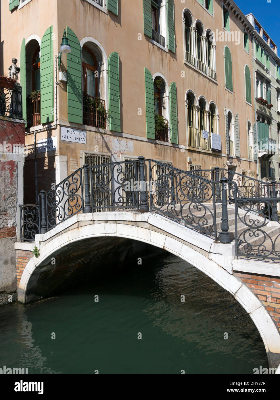 Weiße Stein Bogen Brücke Pont Giustinian mit schmiedeeisernen Geländern über venezianischen Kanal, Venedig, Italien. Stockfoto