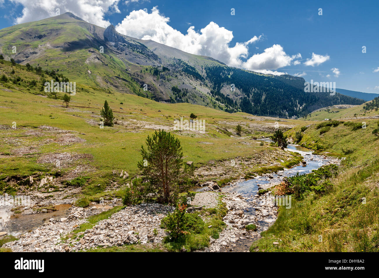 Wunderschöne Landschaft mit Gebirgsfluss in den spanischen Pyrenäen Stockfoto
