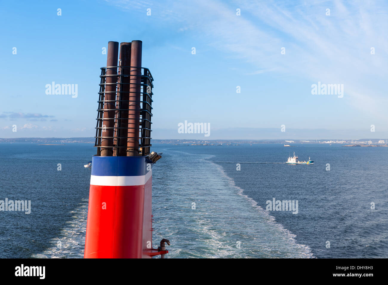 Schornstein auf einem Schiff Segeln eine ein blaues Meer Stockfoto