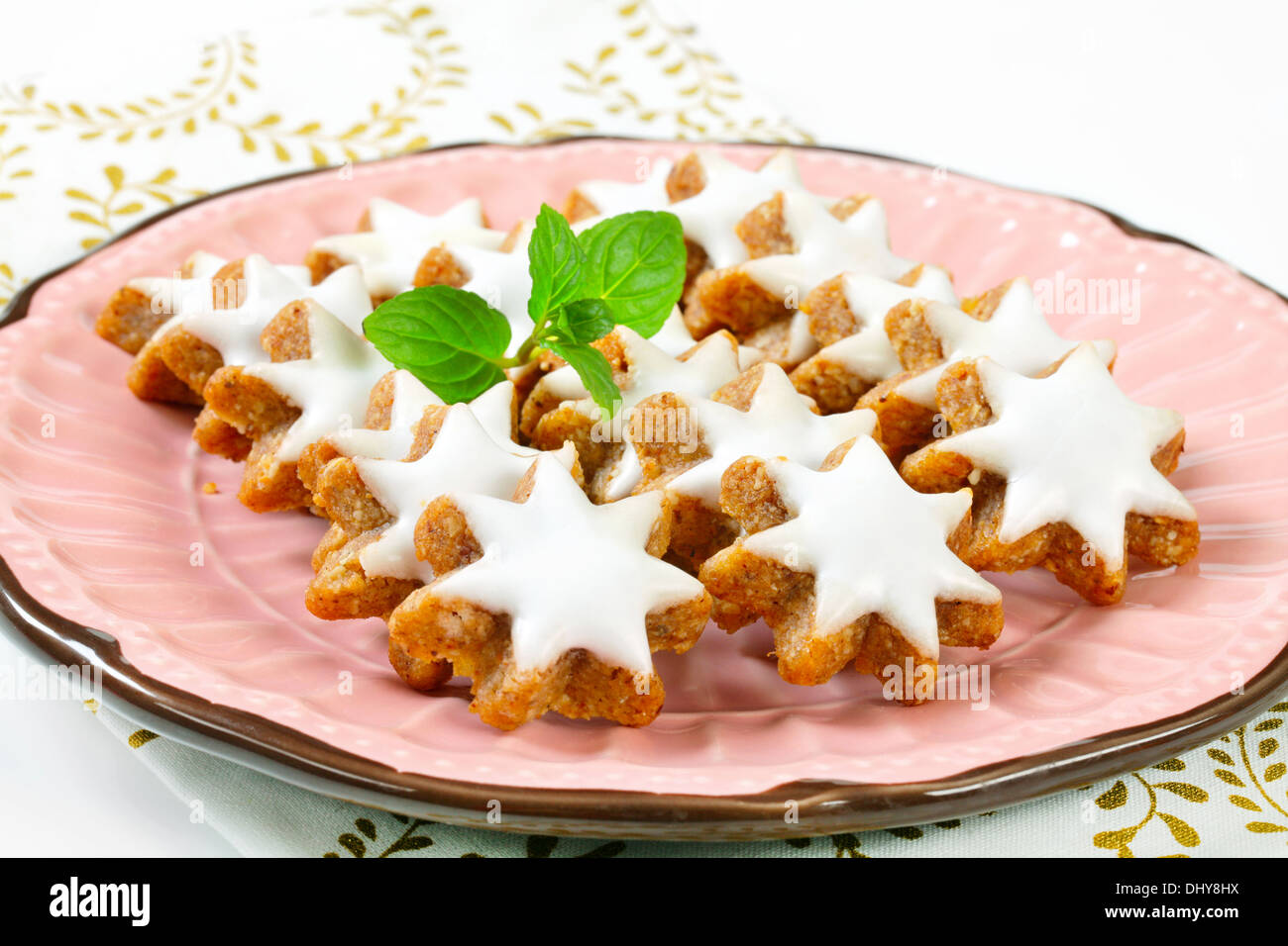 Zimt Sterne Cookies mit Zuckerguss glasiert Stockfoto