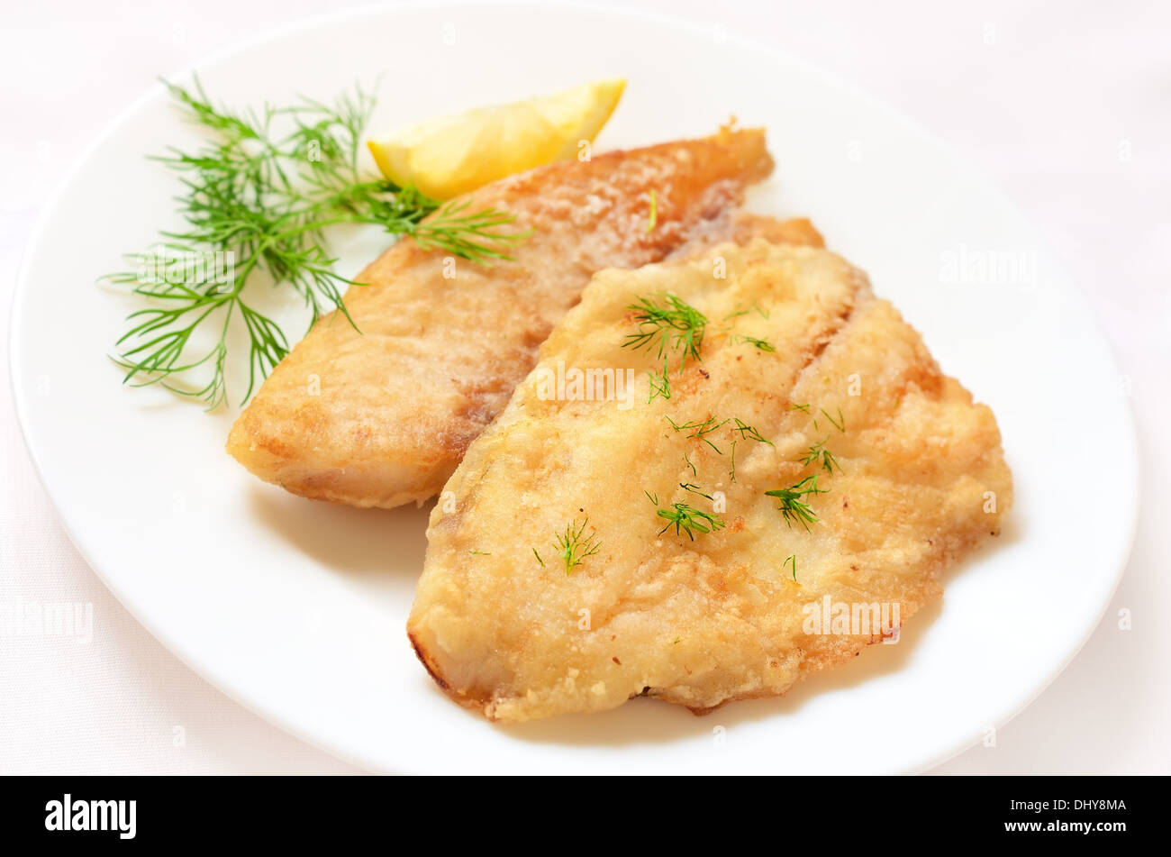 Paniertes Fischfilet auf weißen Teller Stockfoto