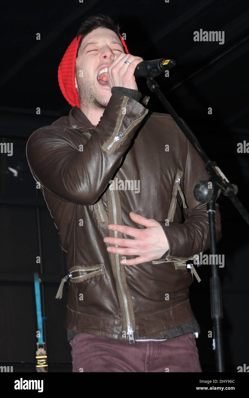 Basildon, Essex, England. 16. November 2013. Matt Cardle führt Live auf der Bühne im Vorfeld des Einschalten der Weihnachtsbeleuchtung in Basildon, Essex Credit: Ben Rektor/Alamy Stockfoto