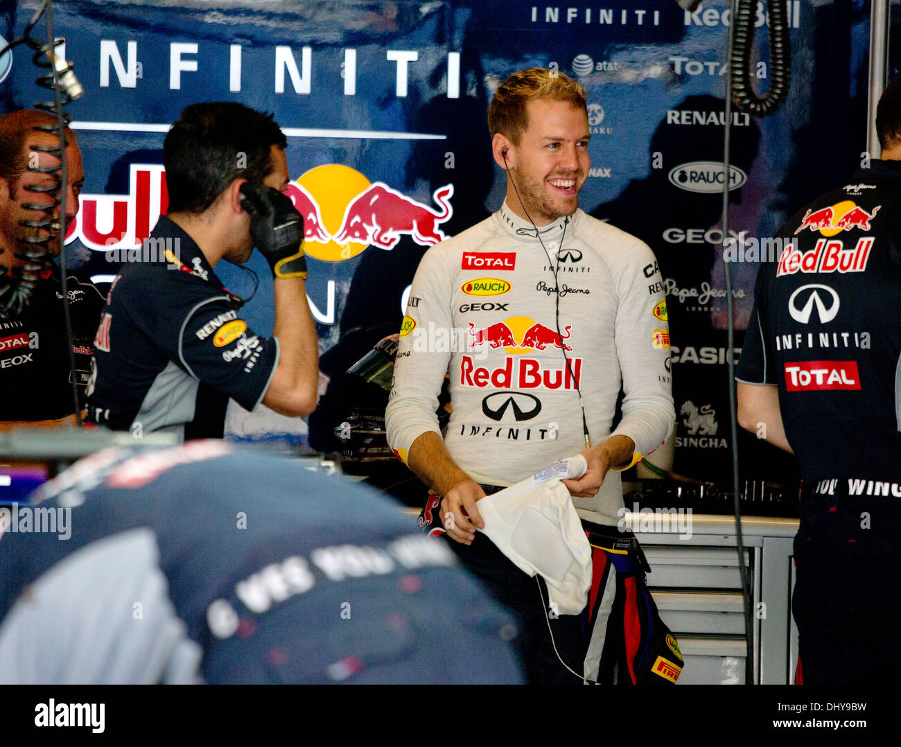 Fahrer Sebastian Vettel von Infiniti Red Bull Racing in der Garage am Training für den Formel 1 United States Grand Prix Stockfoto