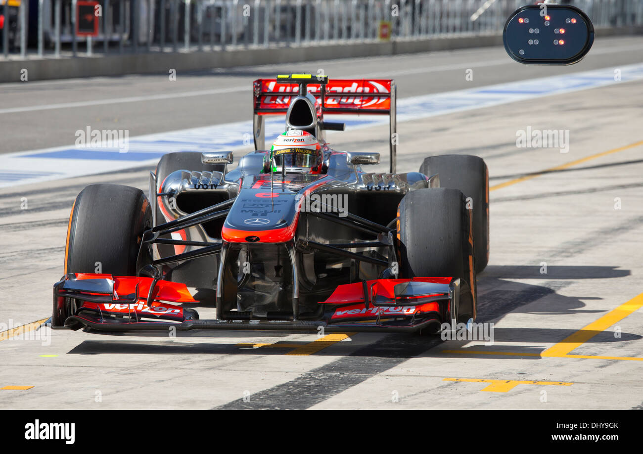 Fahrer Sergio Perez Von Vodafone Mclaren Mercedes Kopfe Fur Ein Reifenwechsel Wahrend Grube Aktion Im Zweiten Training Fr Stockfotografie Alamy