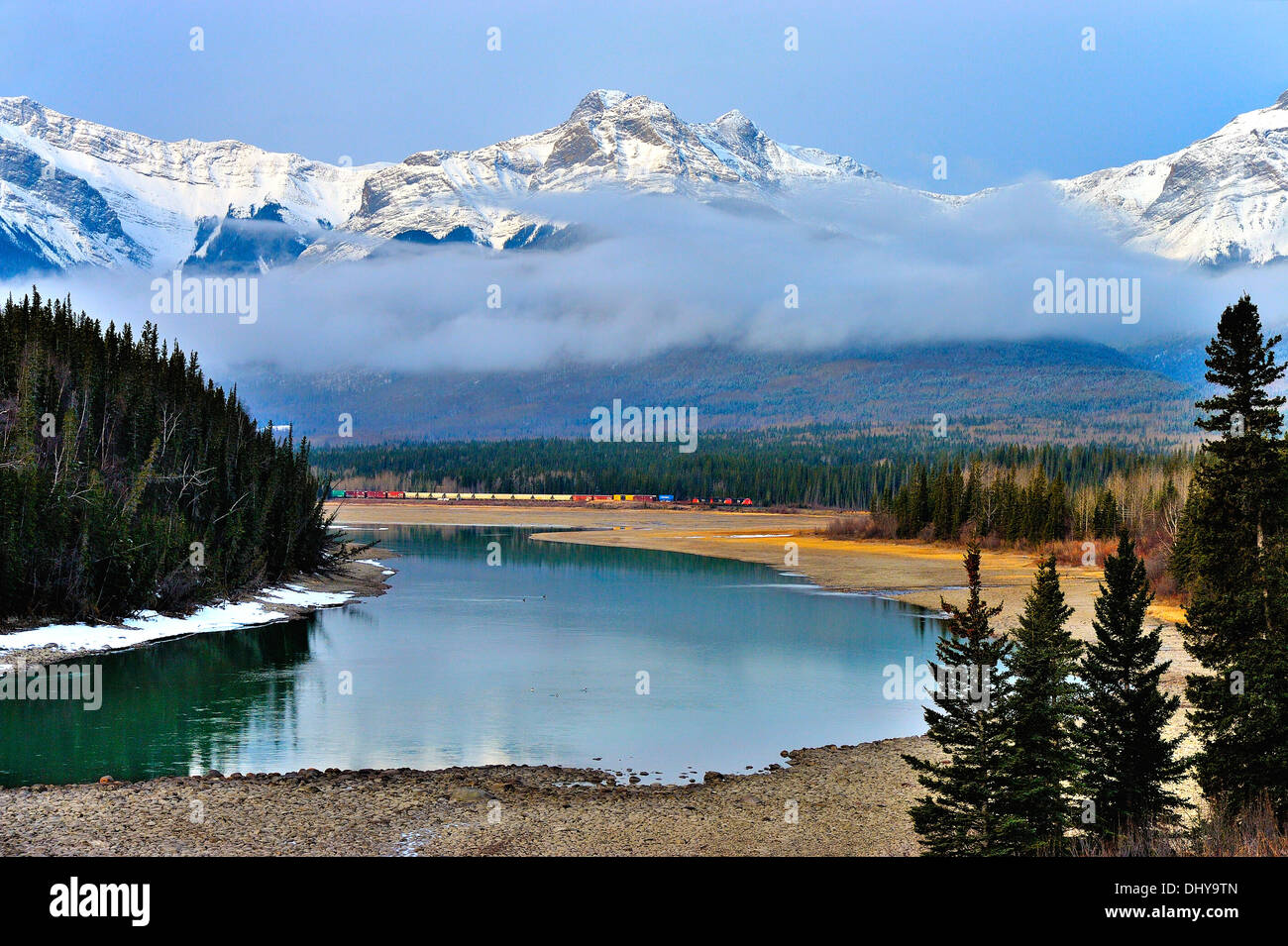 Die schneebedeckten Rocky Mountains an Brule Alberta Stockfoto