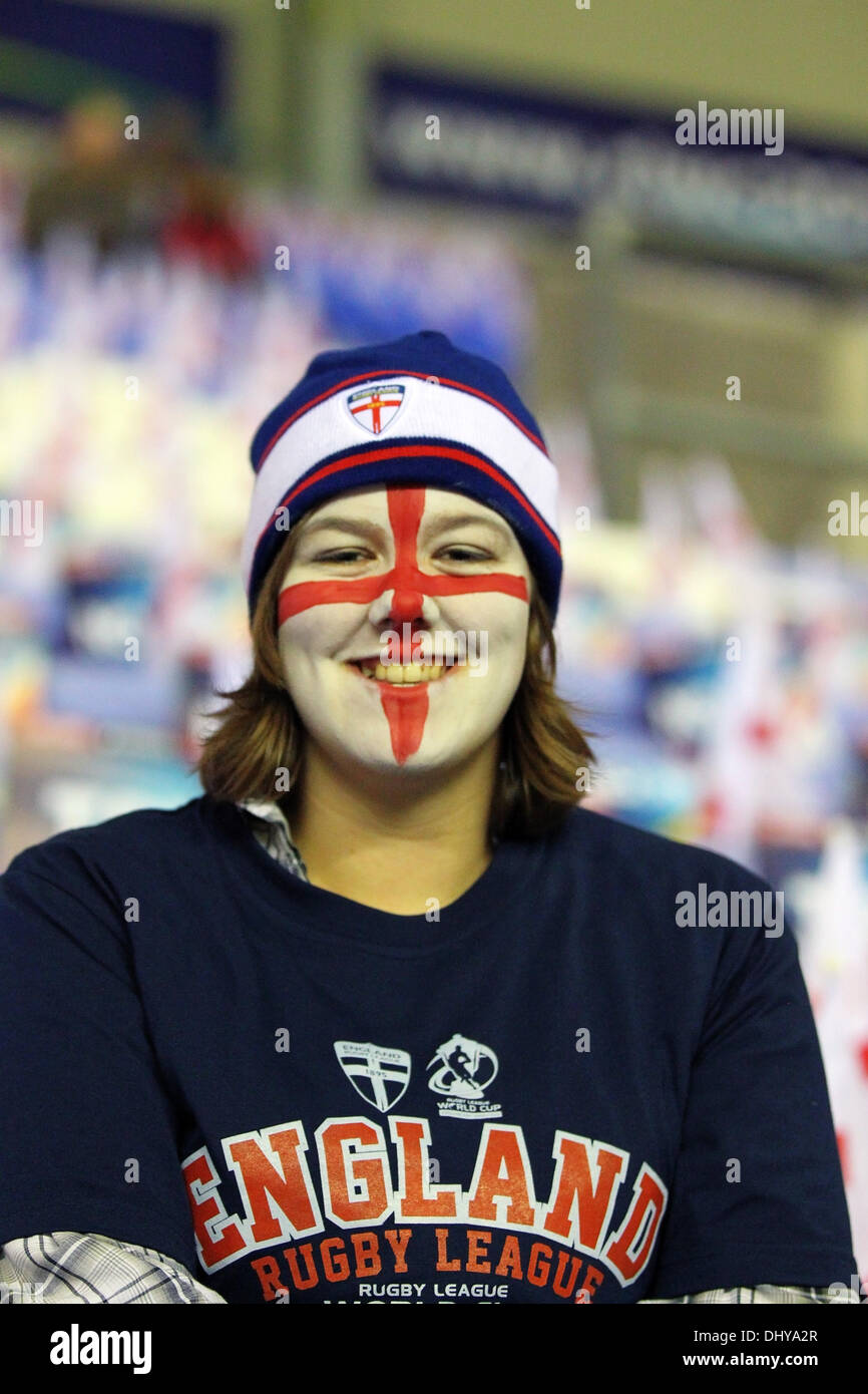 Wigan, England. 16. November 2013. Eine England-Fans malt ihr Gesicht mit George Cross vor der Rugby League World Cup Viertel Finale zwischen England und Frankreich von der DW-Stadion. Bildnachweis: Aktion Plus Sport/Alamy Live-Nachrichten Stockfoto