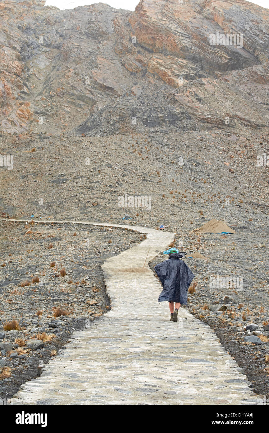 Ein Mann zu Fuß in Richtung Pastoruri-Gletscher in den peruanischen Anden. Stockfoto