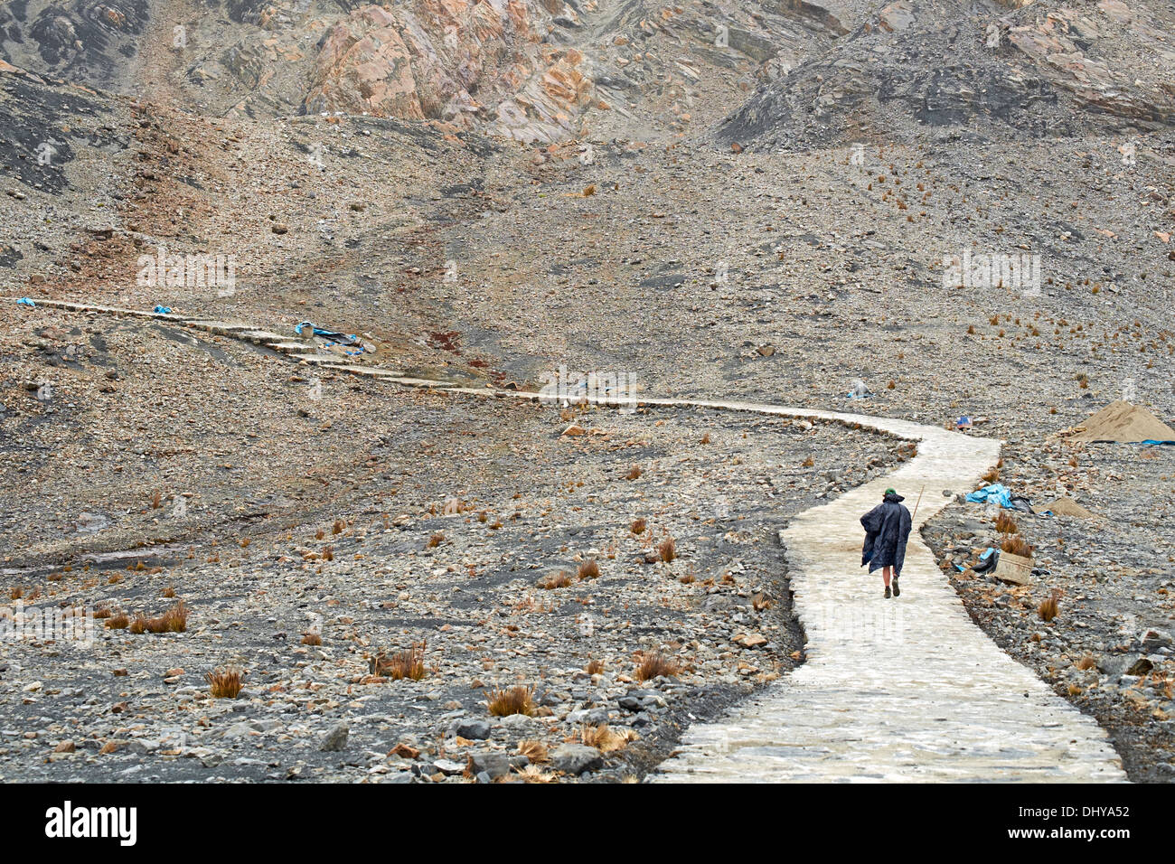Ein Mann zu Fuß in Richtung Pastoruri-Gletscher in den peruanischen Anden. Stockfoto
