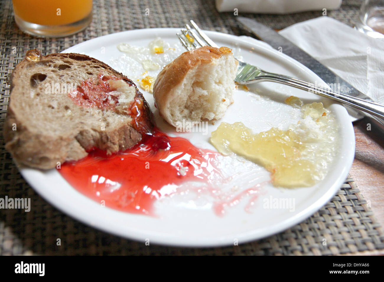 Brot und Marmelade zum Frühstück auf den Tisch. Stockfoto