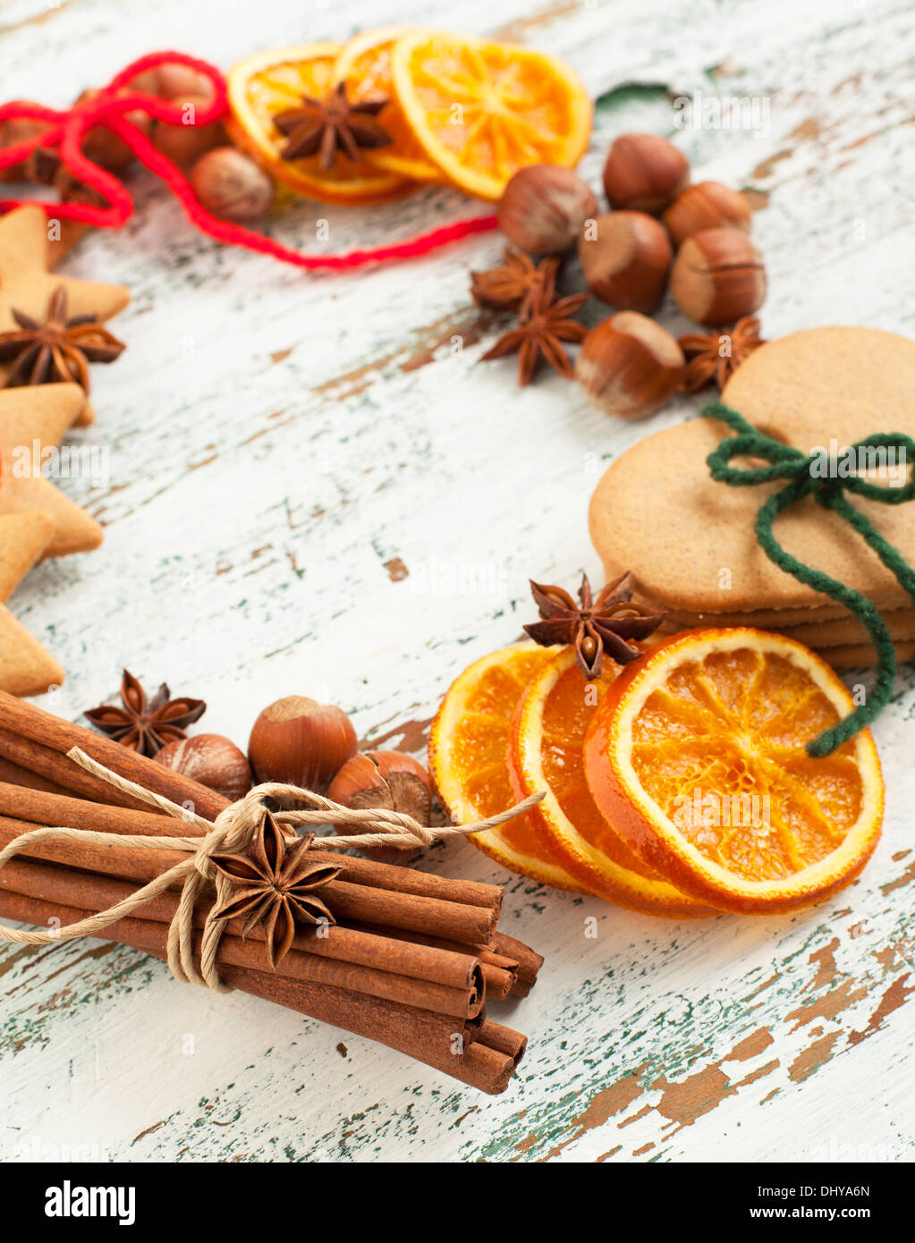 Adventskranz mit Keksen und Gewürze Stockfoto