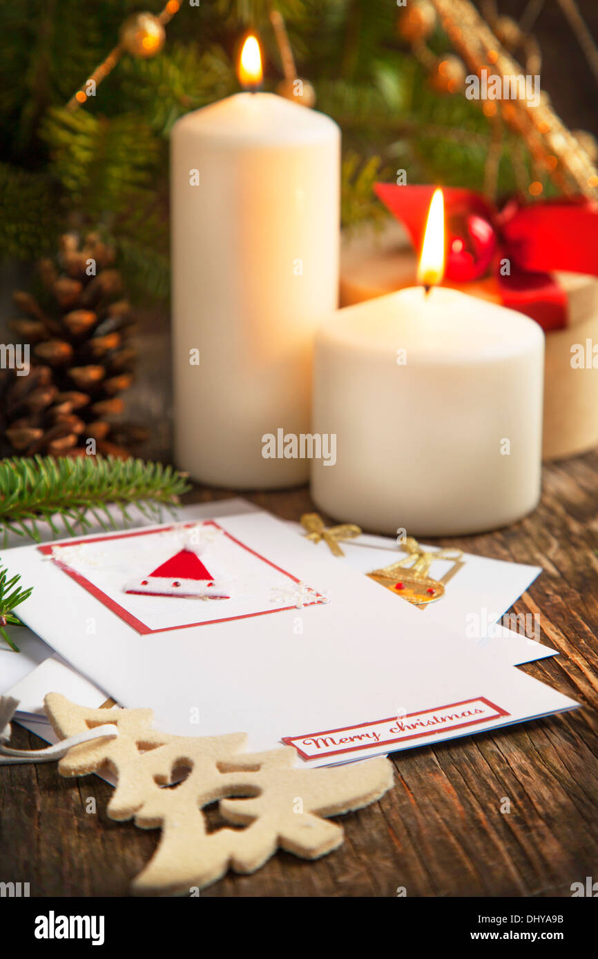Weihnachts-Dekoration mit Kerzen und Grußkarte Stockfoto