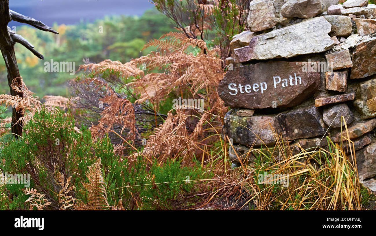 Ein Schild Warnung vor einen steilen Bergpfad in den schottischen Highlands, UK. Stockfoto
