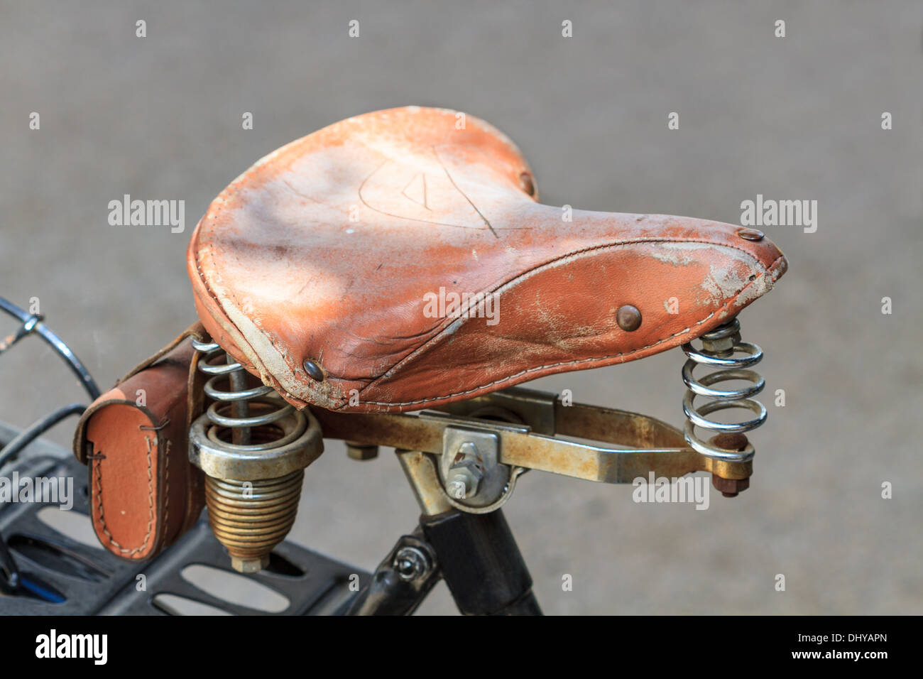 Details der Vintage Leder Fahrradsattel mit Metallfedern Stockfoto