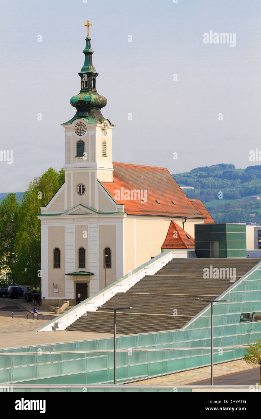 Linz - Urfahr Pfarrkirche mit modernen Treppe, Österreich Stockfoto