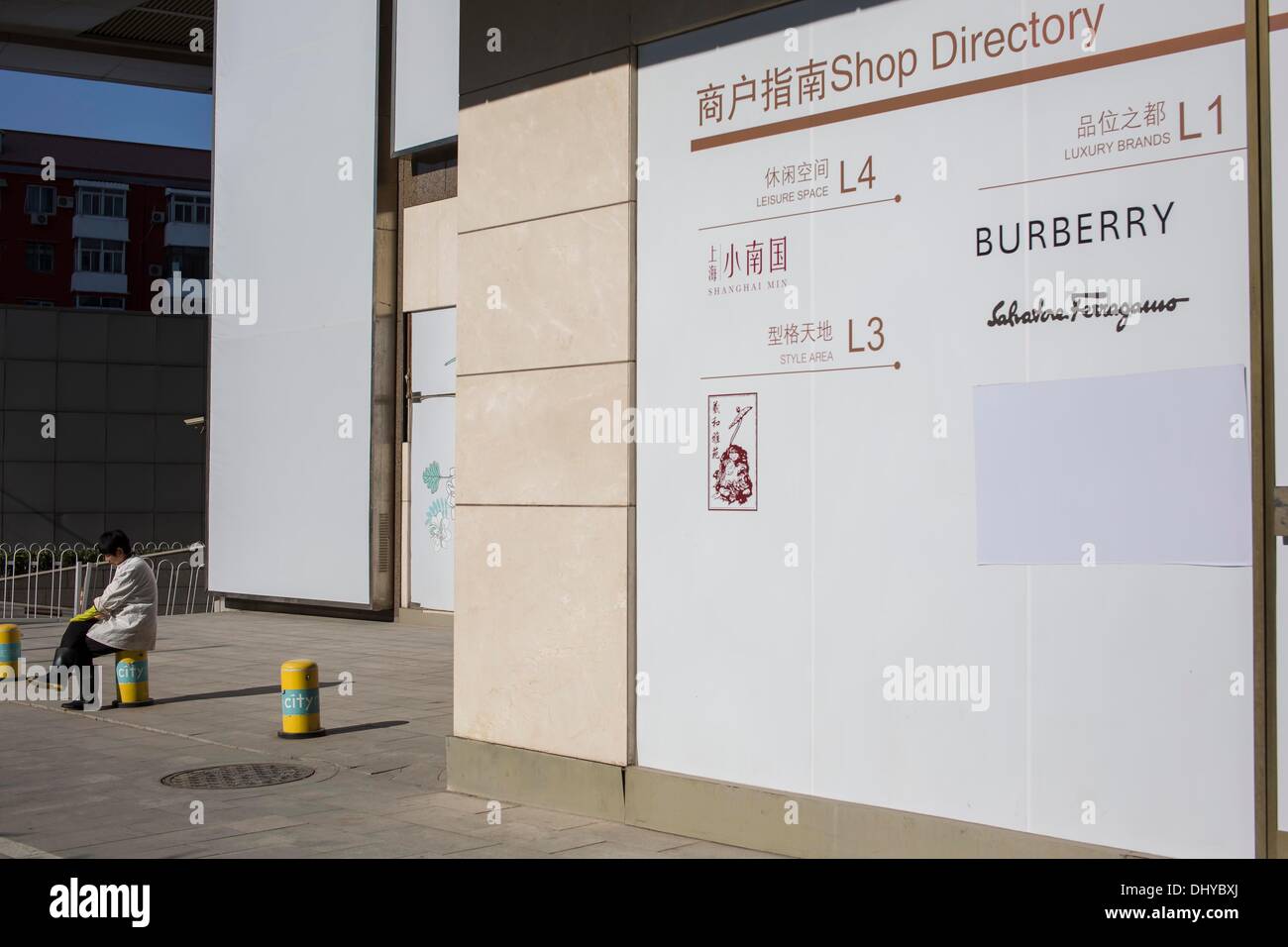 Peking, China. 12. November 2013. Ein Wanderarbeitnehmer sitzt auf der Strasse, Peking, China. © Jiwei Han/ZUMA Wire/ZUMAPRESS.com/Alamy Live-Nachrichten Stockfoto