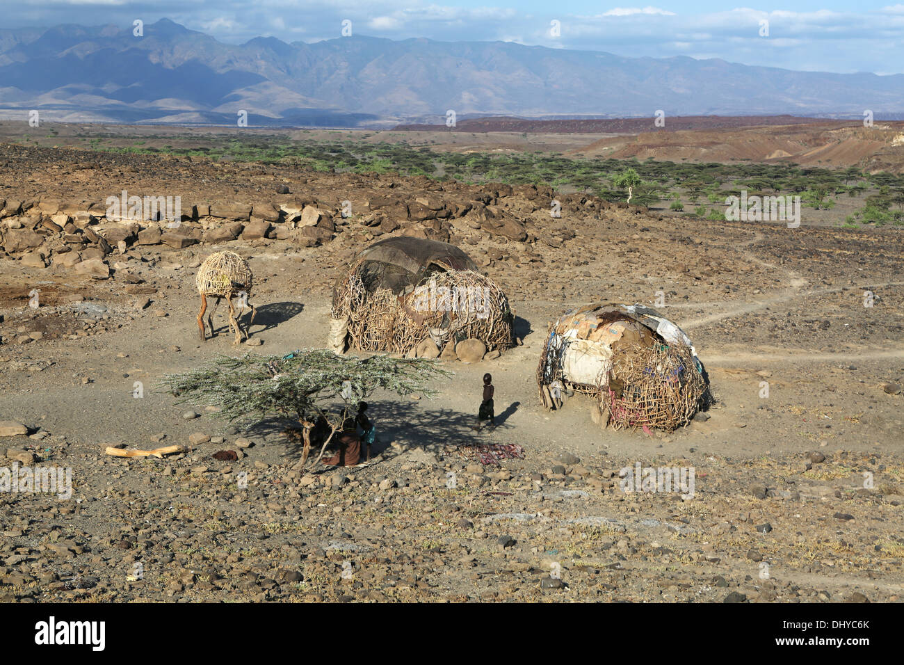 Hütten von einem abgelegenen Turkana-Dorf in der Nähe von Loiyangalani, Lake Turkana, Kenia. Stockfoto