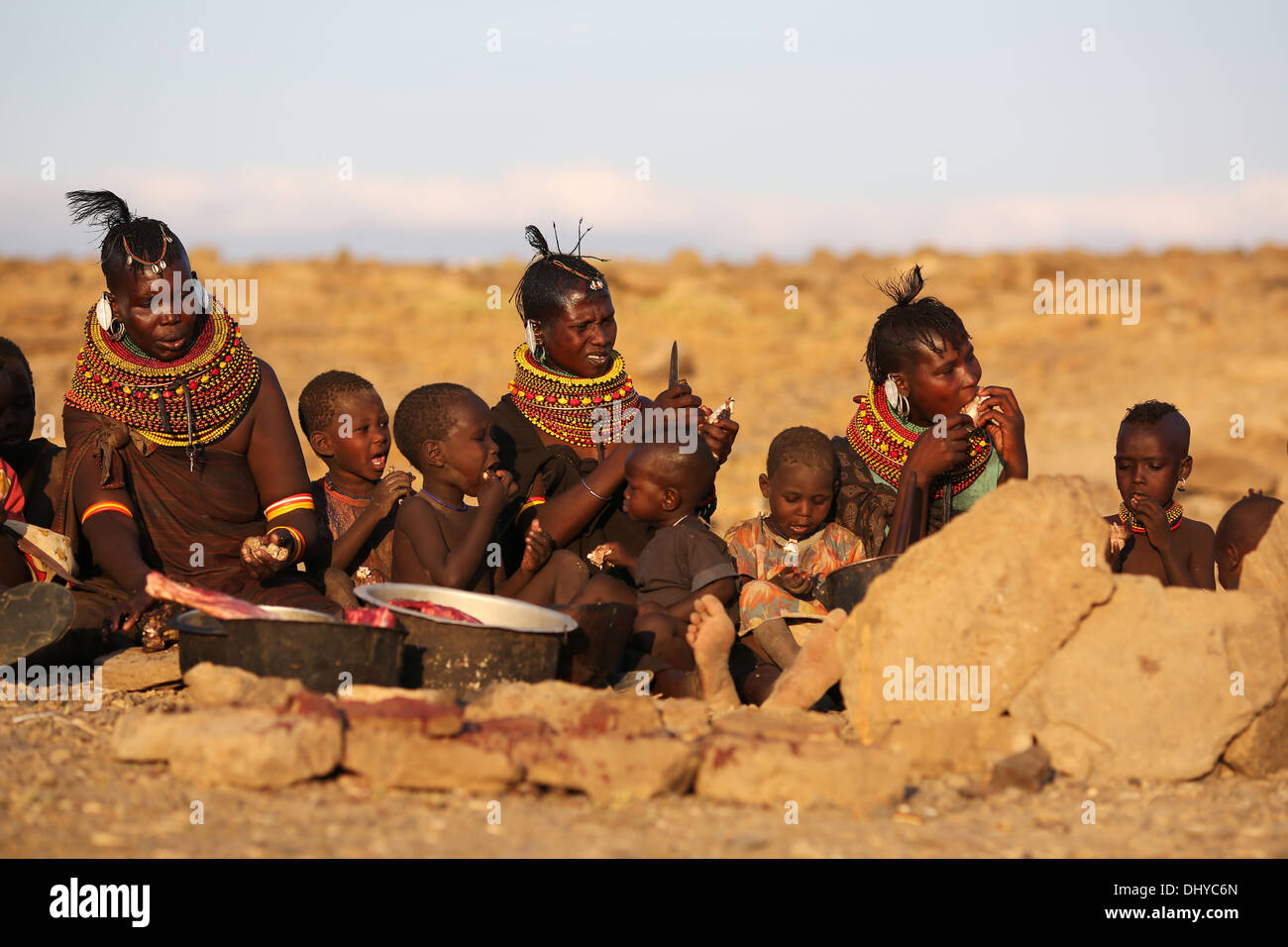 Turkana-Menschen, die eine Ziege fest in abgelegenen Turkana-Dorf in der Nähe von Loiyangalani, Lake Turkana, Kenia. Stockfoto