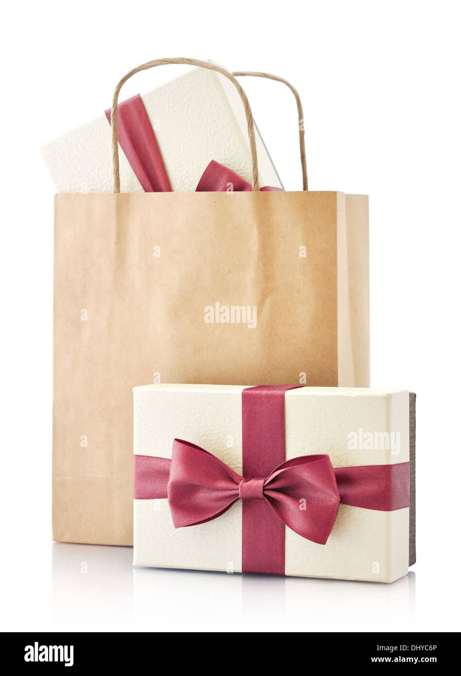 Braune Papiertüte mit Geschenken isoliert auf weißem Hintergrund Stockfoto