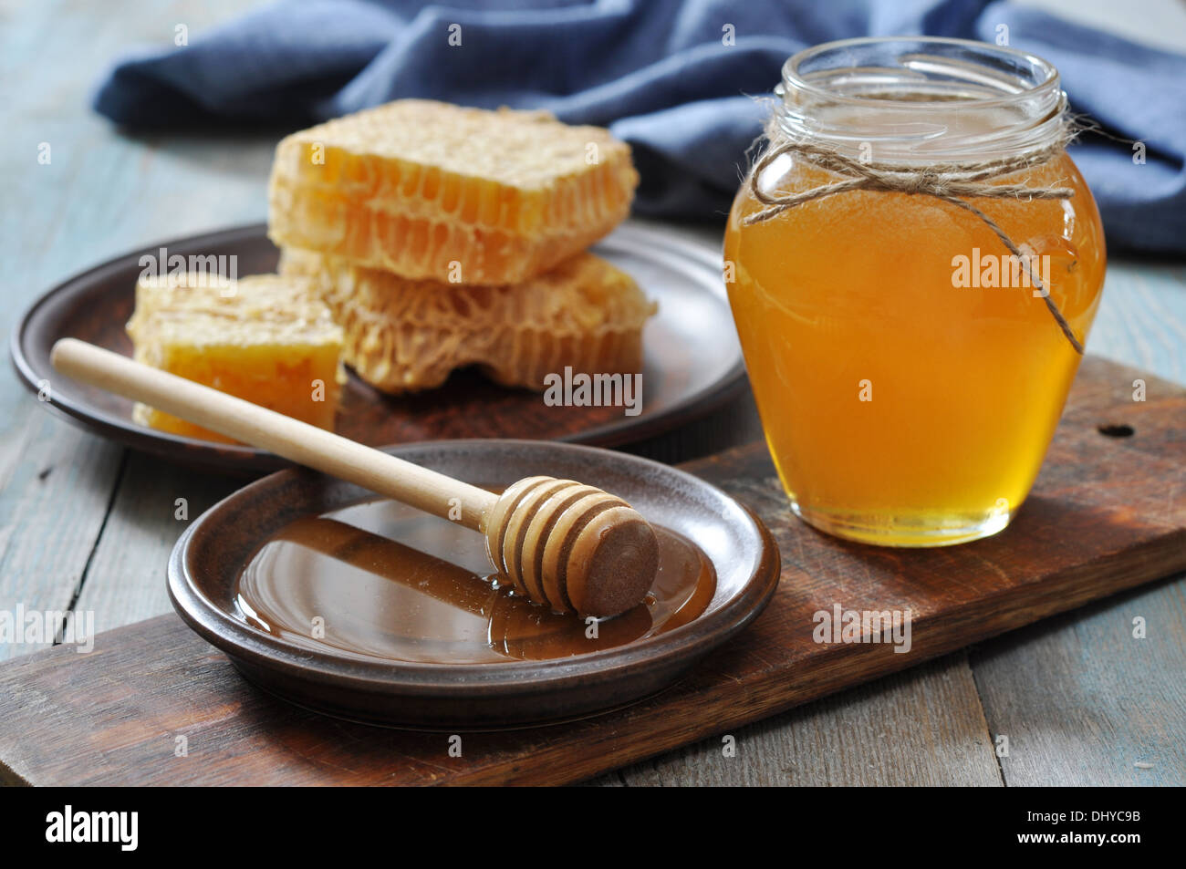 Honig im Glas mit Waben auf Vintage Holz-Hintergrund Stockfotografie - Alamy