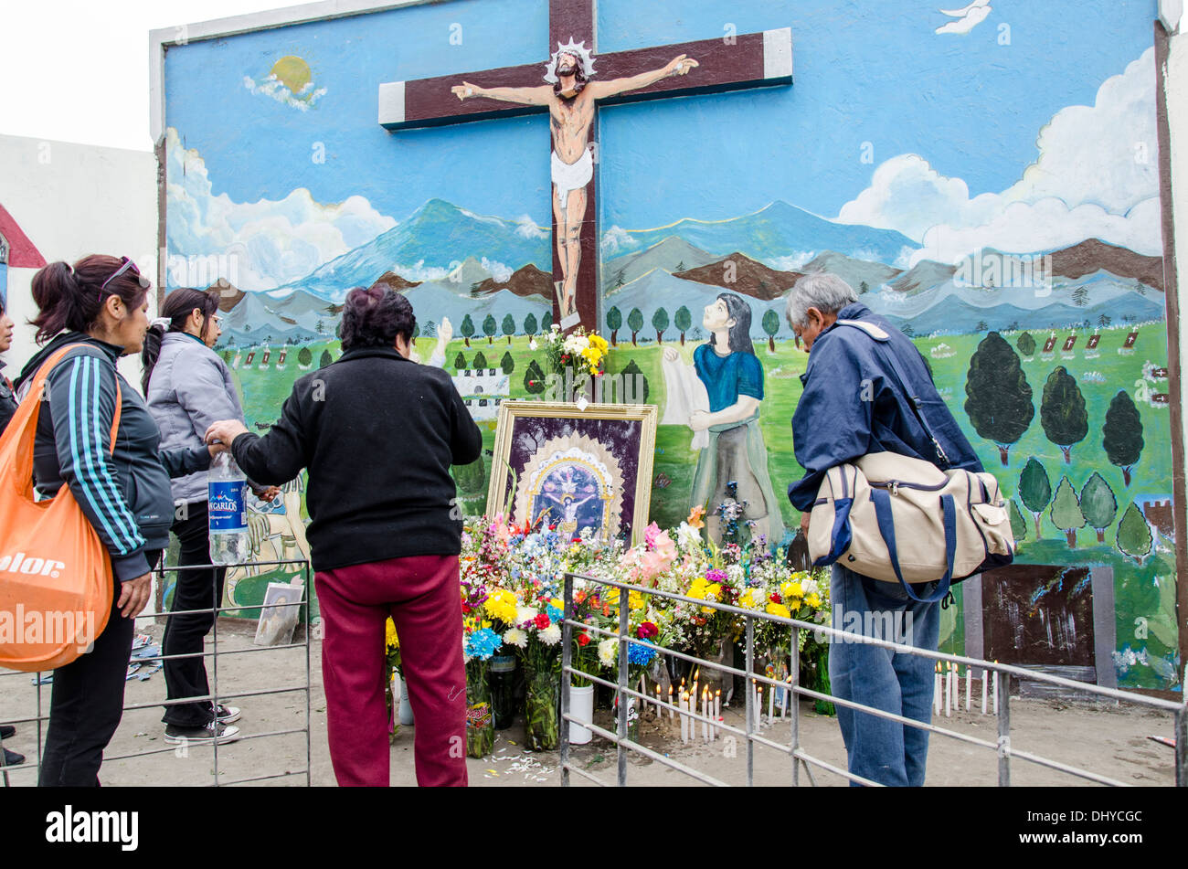 Allerheiligen auf dem Friedhof von Villa Maria del Triunfo. Lima Peru. Stockfoto