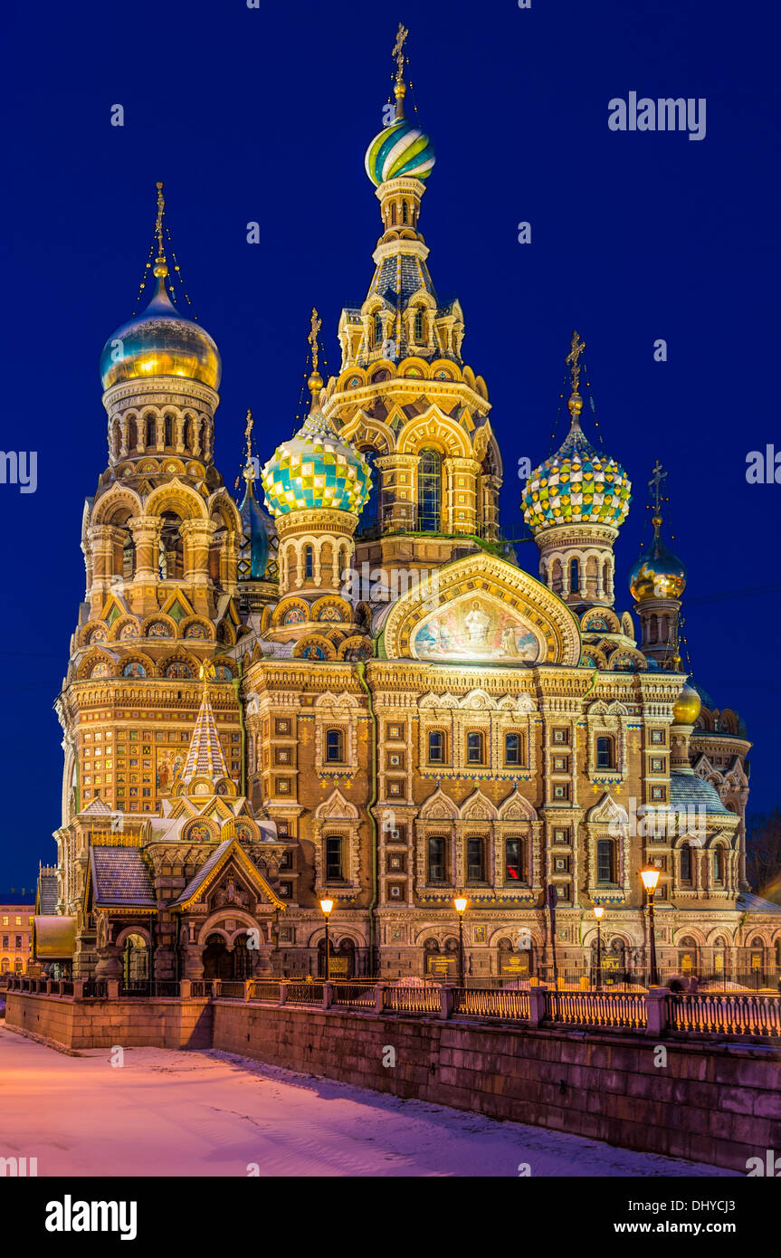 Kirche des Retters auf Blut in St. Petersburg, in der Nacht. Stockfoto