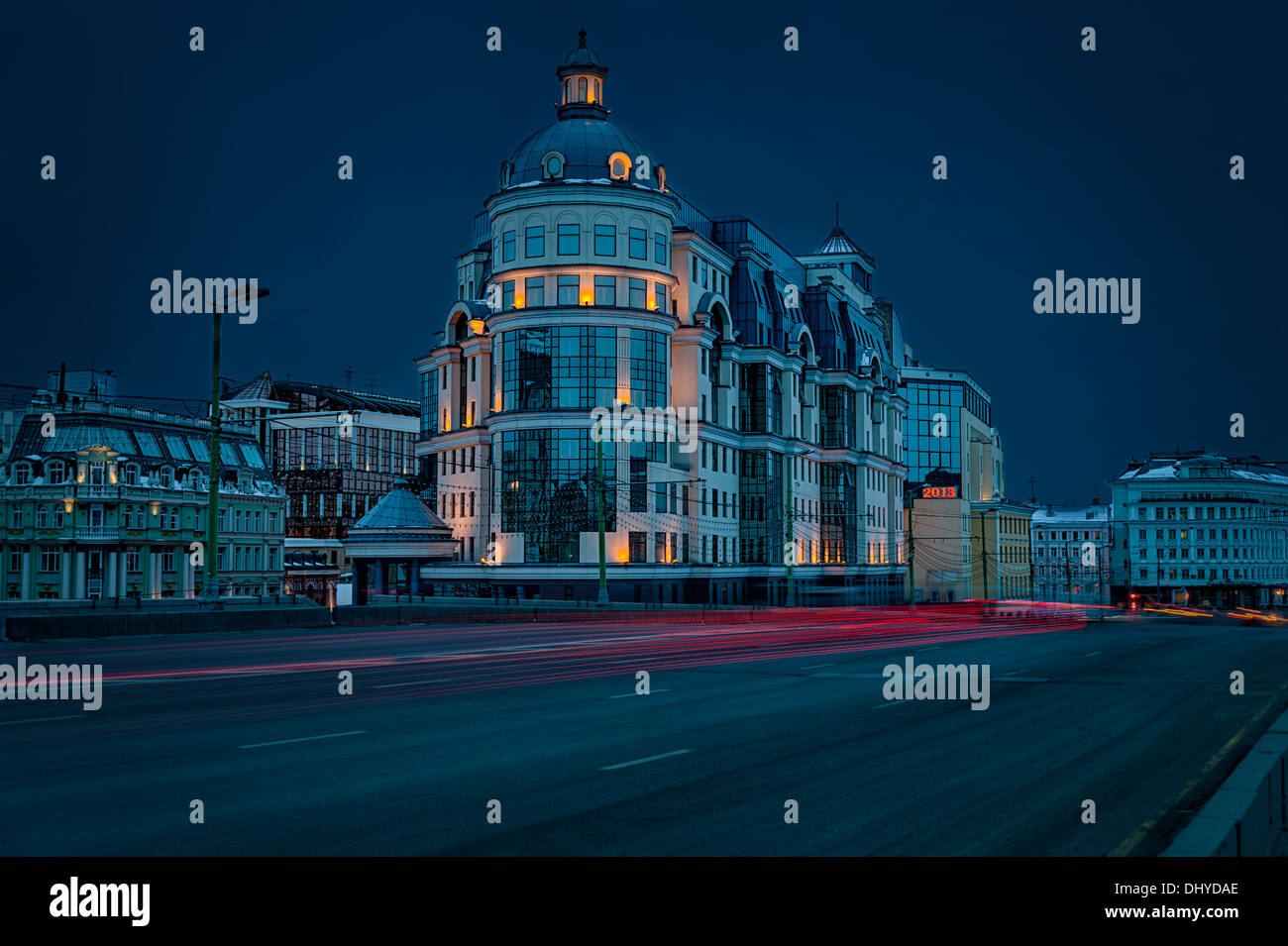 Ansicht des Gebäudes in der Nacht in Moskau, Russland. Stockfoto