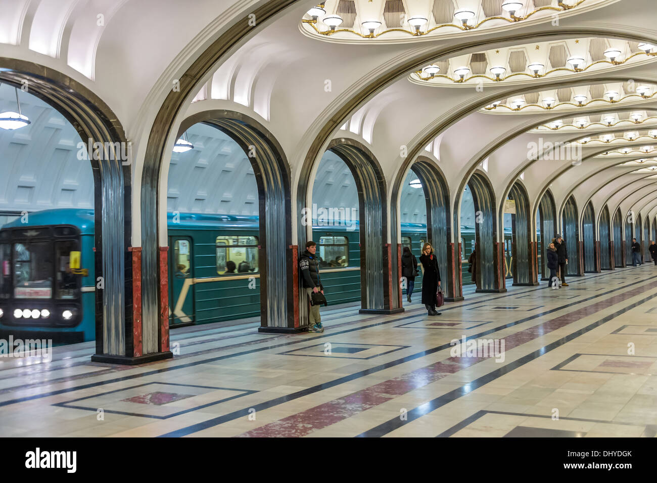 Moskau - ca. März 2013: Menschen warten in der berühmten Mayakovskaya Metro Station ca. März 2013. Mit einer Bevölkerung von mehr als 11 Millionen Menschen ist eine der größten Städte der Welt und ein beliebtes Touristenziel. Stockfoto