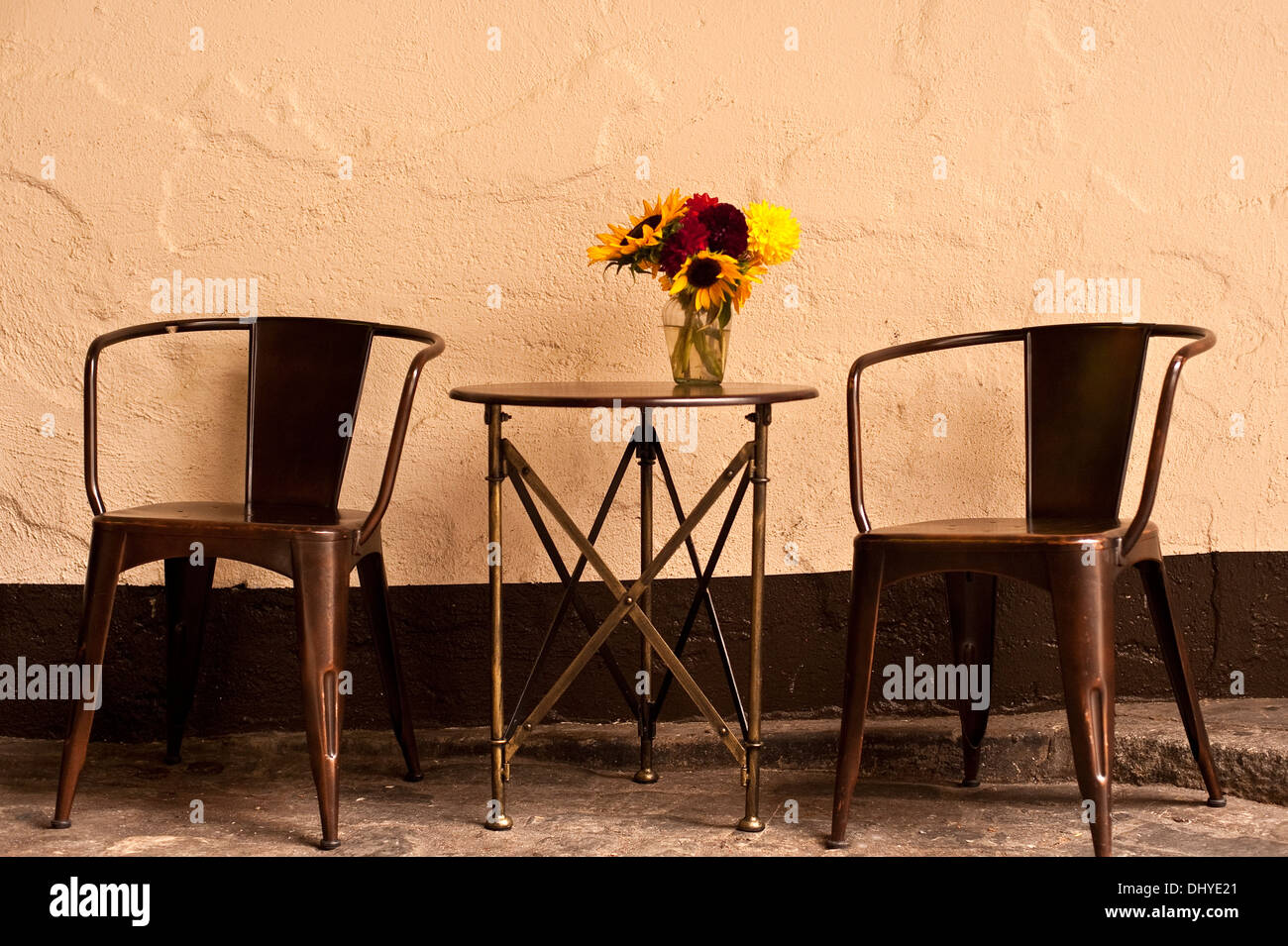 Straßencafé mit Sonnenblumen auf Tisch entlang der Gasse an der Pike Place Market in Seattle Washington USA Stockfoto