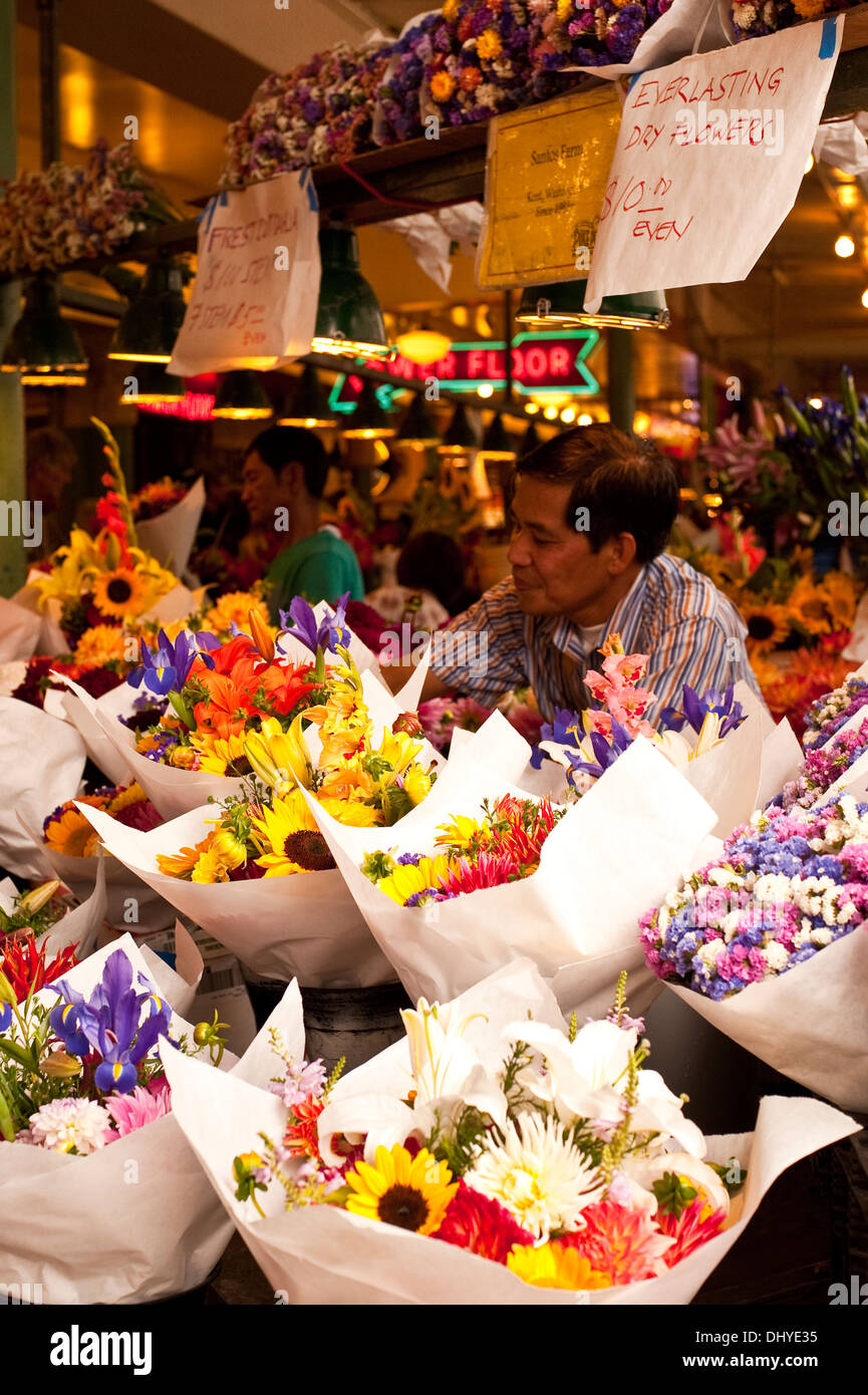 Retro-Bild des Pike Place-Marktes mit Verkäufern, die ihre Waren verkaufen, Blumenhändler, die Blumen arrangieren Stockfoto