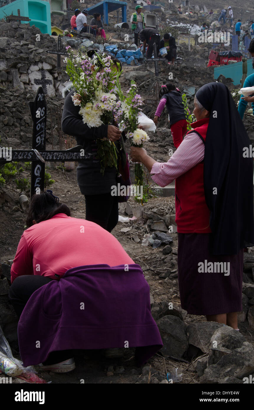 Allerheiligen auf dem Friedhof von Villa Maria del Triunfo. Lima Peru. Stockfoto