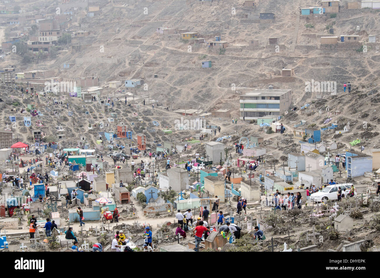 Allerheiligen auf dem Friedhof von Villa Maria del Triunfo. Lima Peru. Stockfoto