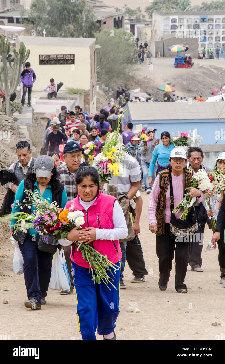 Allerheiligen auf dem Friedhof von Villa Maria del Triunfo. Lima Peru. Stockfoto