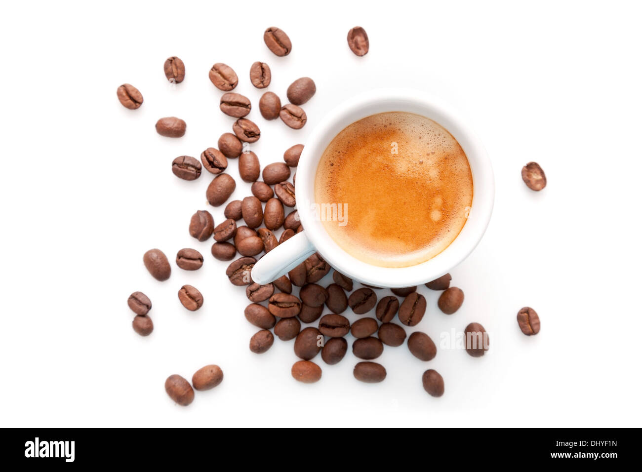 Kleine Espresso-Tasse mit Kaffeebohnen isoliert auf weißem Hintergrund Stockfoto