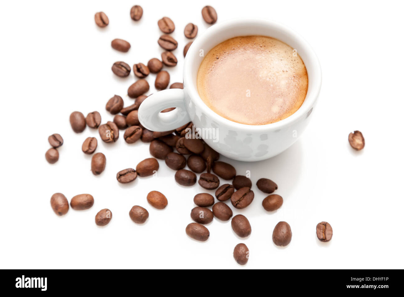 Kleine Espresso-Tasse mit Kaffeebohnen isoliert auf weiss Stockfoto