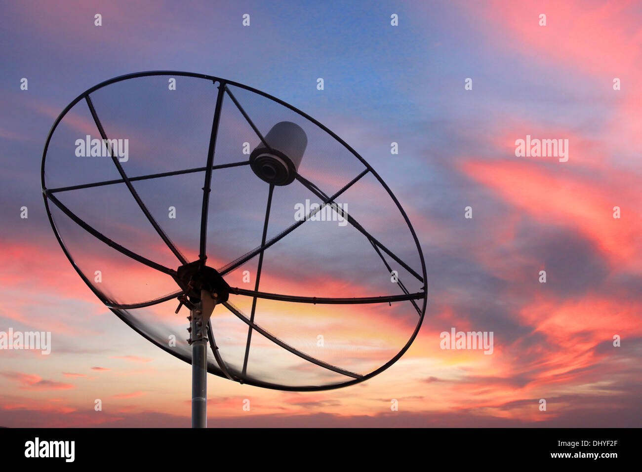 Die Bild-Satellitenschüssel im Abendlicht. Stockfoto