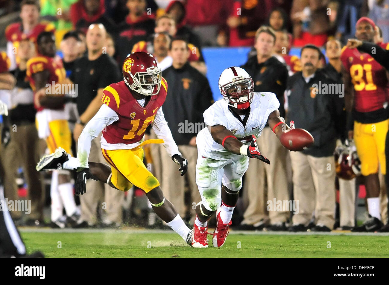 Los Angeles, CA, USA. 16. November 2013. Stanford Cardinal Wide Receiver Ty Montgomery #7 verfehlt den Ball im dritten Quartal in Aktion während der NCAA Football-Spiel zwischen der Stanford Cardinal und die USC Trojans am Kolosseum in Los Angeles, California.The USC Trojans besiegen die Stanford Cardinal 20-17.Louis Lopez/CSM/Alamy Live News Stockfoto