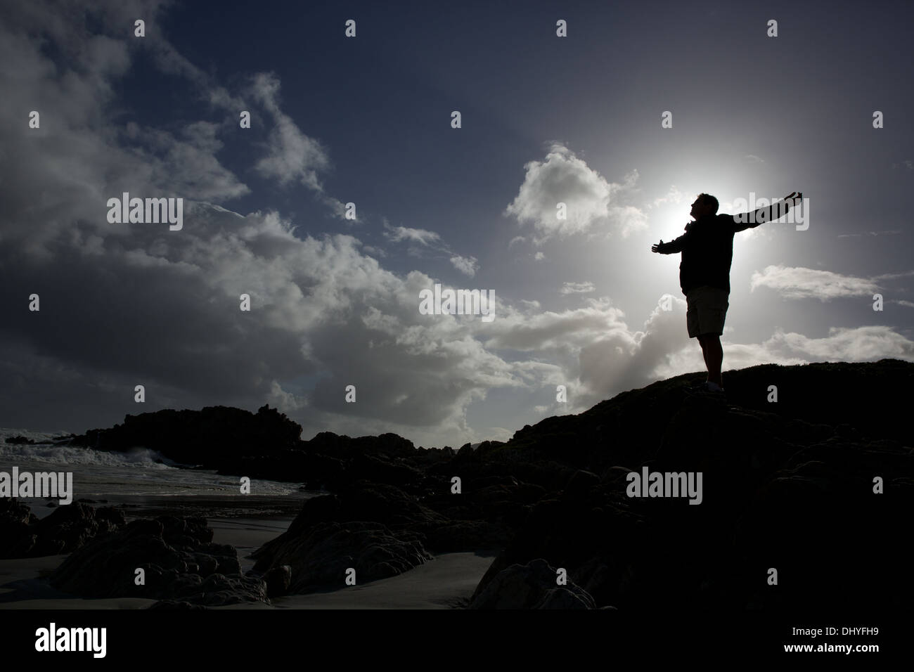 Die Silhouette eines einzigen Mannes auf einem Hügel Stockfoto