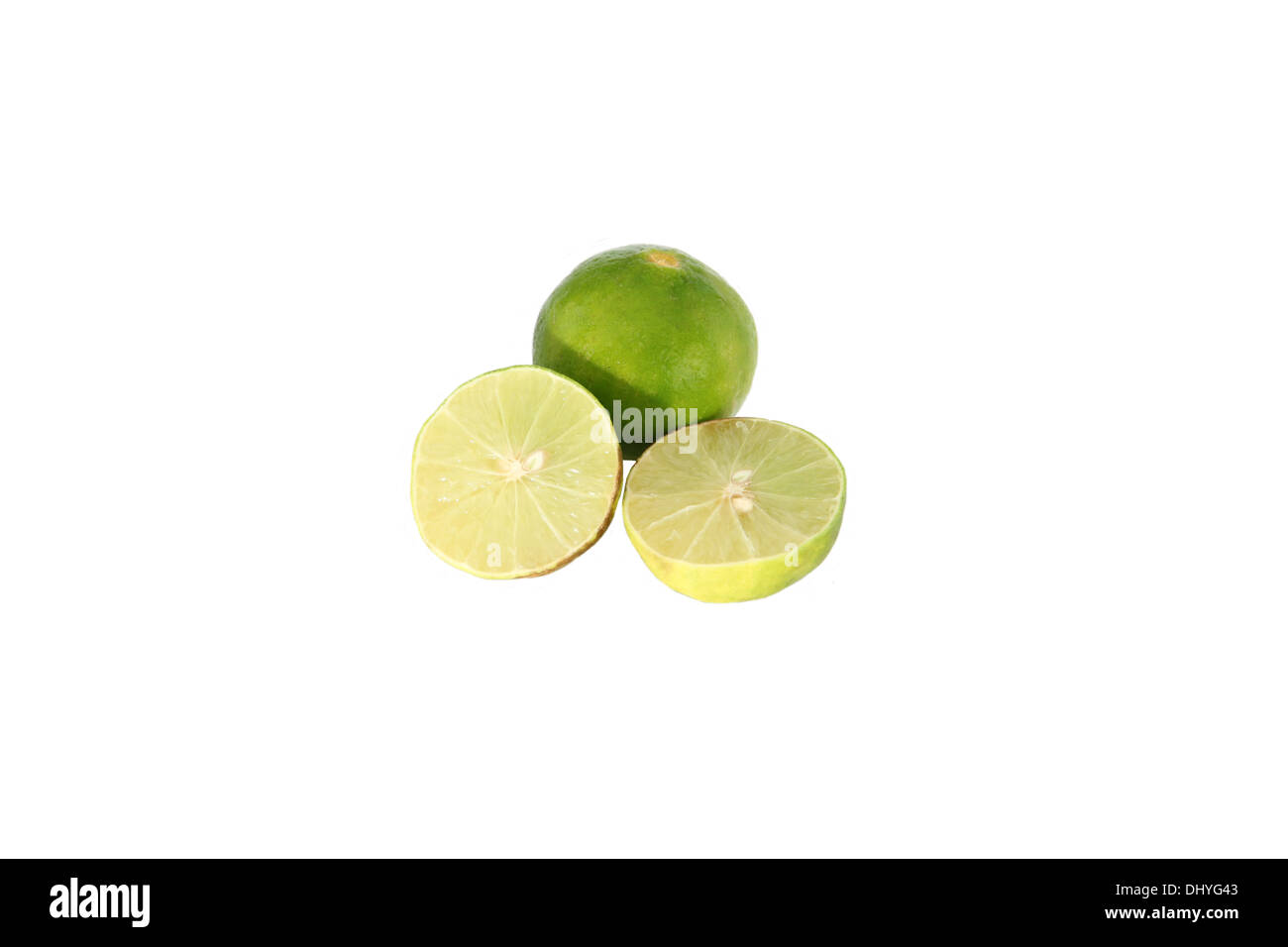 Die grüne Zitrone und Scheibe auf weißem Hintergrund. Stockfoto Die grüne Zitrone und Scheibe auf weißem Hintergrund. Stockfoto
