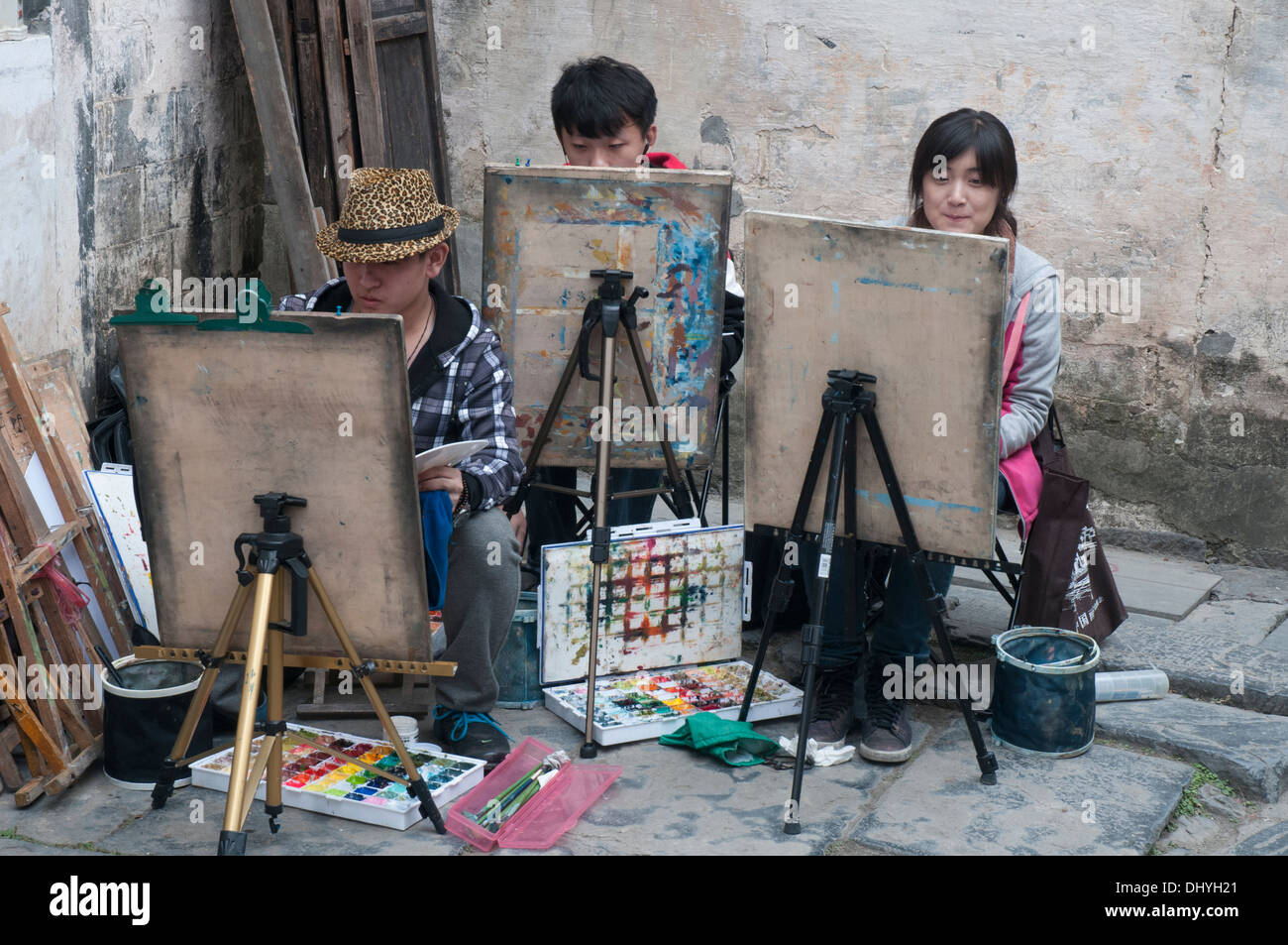Chinesische Kunst-Studenten arbeiten in Xidi Kulturerbedorf in Huizhou Region Anhui Stockfoto