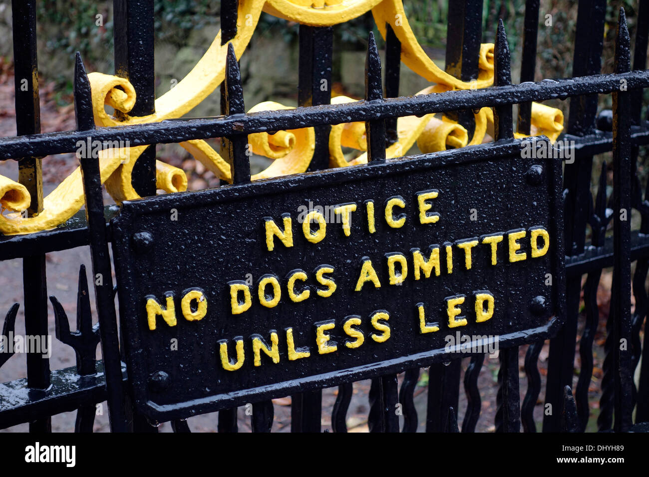 Alten viktorianischen Parkschild - beachten Sie keine Hunde zugelassen, es sei denn, - an der Leine geführt Stockfoto