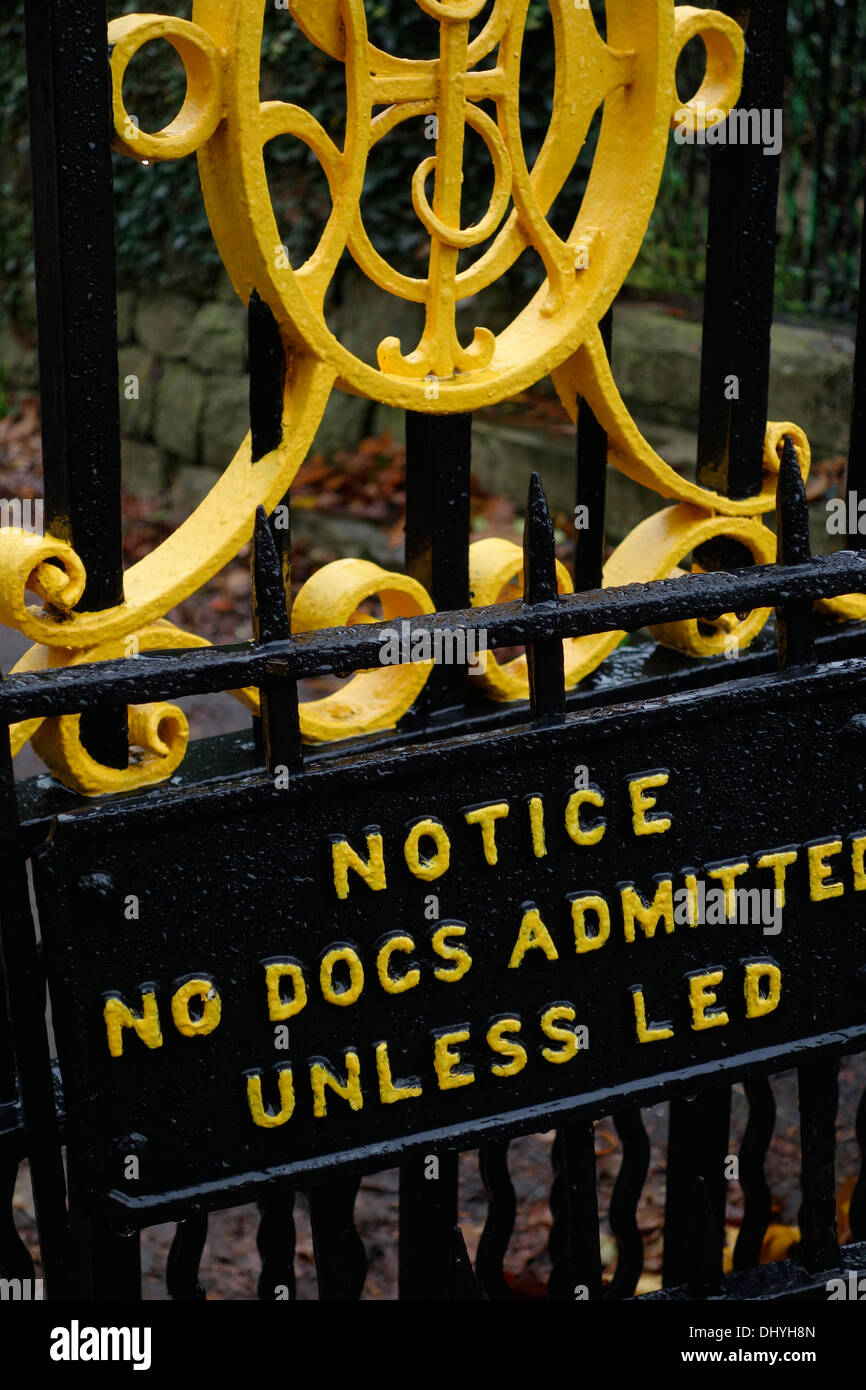 Alten viktorianischen Parkschild - bemerken keine Hunde-Addmitted, wenn - an der Leine geführt Stockfoto