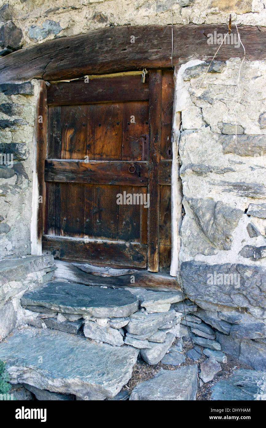 Holztür eines alten Occitan-Hauses Stockfoto
