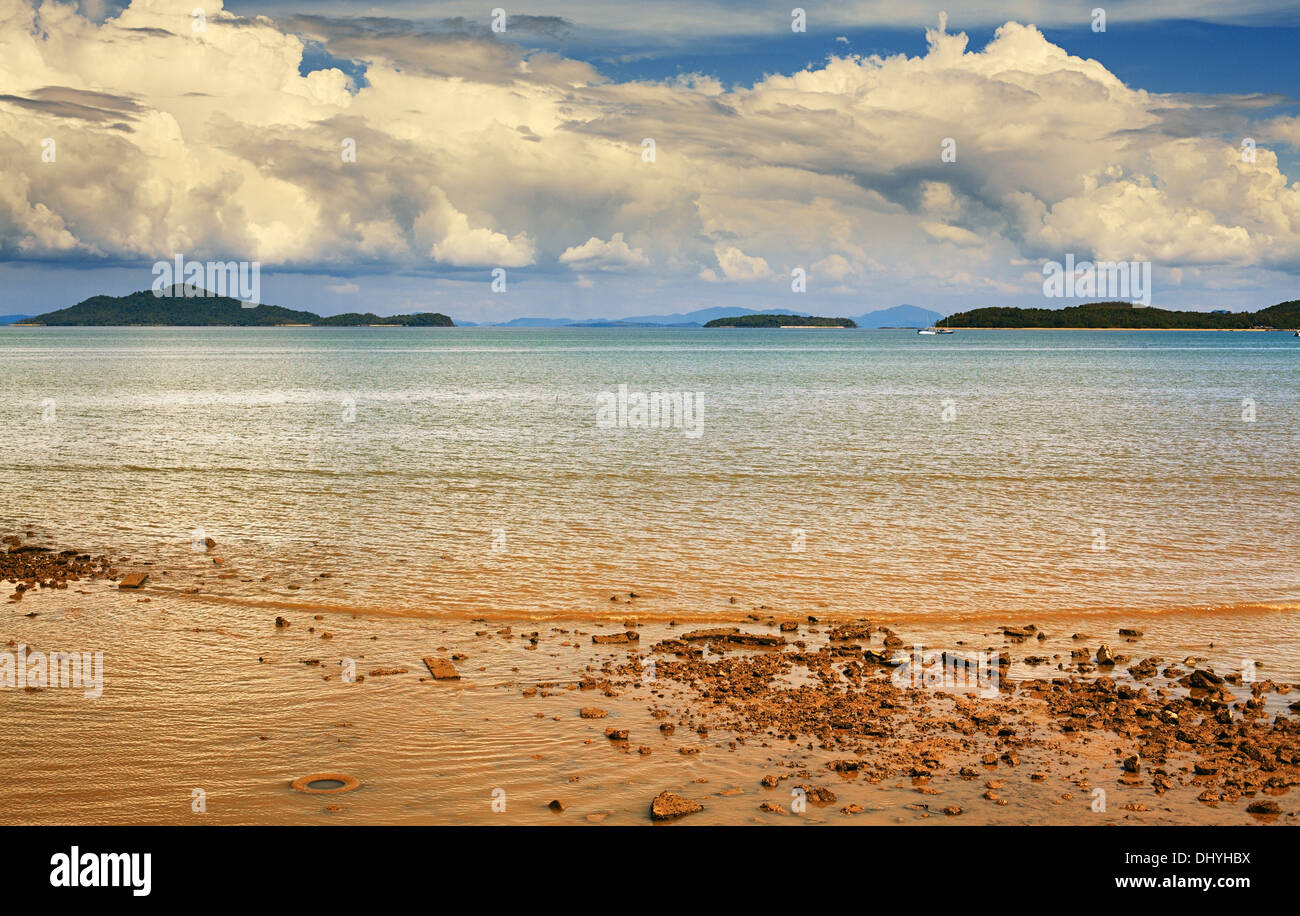 Sonnenstrand und Inseln am Horizont, Thailand Stockfoto