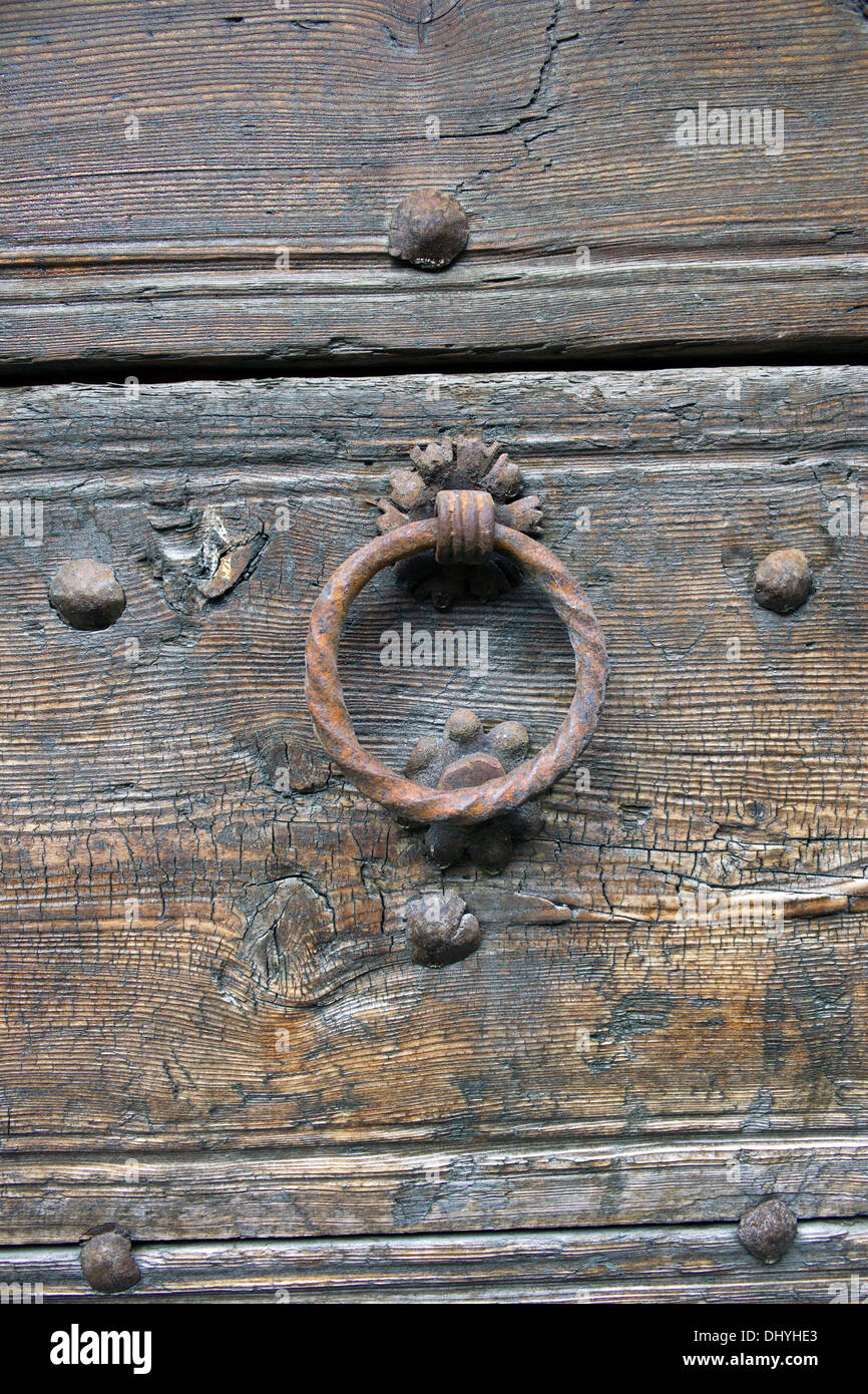 Verrostete Türklopfer an einer alten Occitan Tür Stockfoto