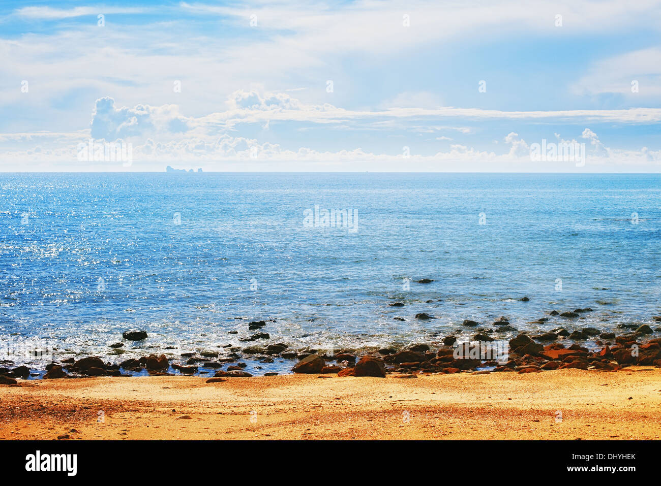 sonnigen Strand mit Felsen, Andamanensee, Thailand Stockfoto